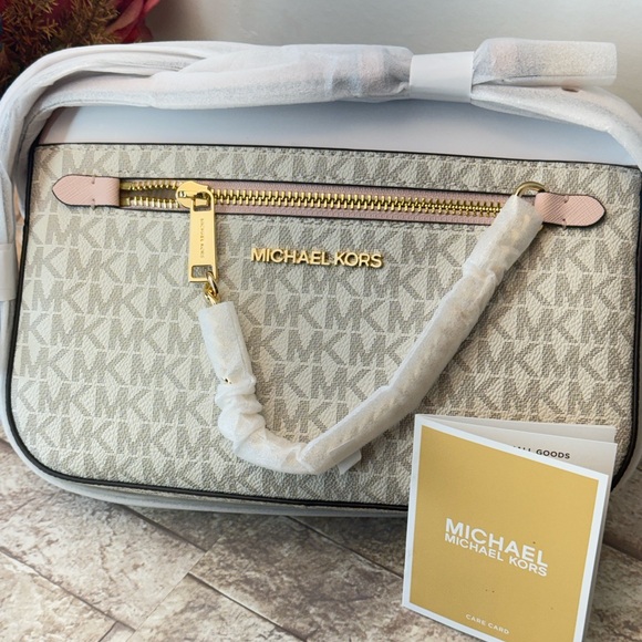 New MICHAEL KORS OUTLET
Jet Set Large Logo Crossbody Bag - Picture 7 of 11